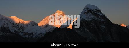 Sonnendurchfluteter Mount Everest bei Sonnenuntergang, Nepal. Stockfoto