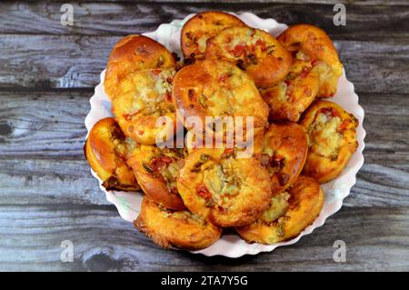 Pizza ist ein Gericht italienischer Herkunft, das aus einer meist runden, flachen Basis aus Teig auf Weizenbasis mit Tomaten, ch, besteht Stockfoto