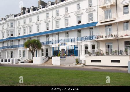 Reihe weißer Häuser im georgianischen Stil mit Blick auf die Bucht, Folkestone, Kent, UK Stockfoto