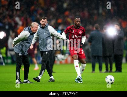 Aaron Wan-Bissaka (rechts) von Manchester United kommt vor dem Spiel der UEFA Champions League Group A im RAMS Park in Istanbul auf den Vorsprung. Bilddatum: Mittwoch, 29. November 2023. Stockfoto