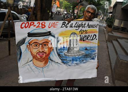 Mumbai, Indien. November 2023. Ein Lehrer der Kunstschule Gurukul trägt ein Gemälde während der Begrüßung der Konferenz der Parteien der UNFCCC (COP 28) in Mumbai. Die Konferenz der Vertragsparteien des UNFCCC (COP 28) findet vom 30. November bis 12. Dezember 2023 in der Expo City Dubai in den Vereinigten Arabischen Emiraten (VAE) statt, um die globale Herausforderung des Klimawandels anzugehen. Quelle: SOPA Images Limited/Alamy Live News Stockfoto