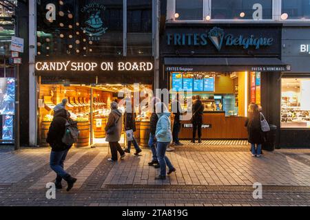 Candy Shop an Bord und Frites Belgique in der Einkaufsstraße hohe Straße, Köln, Deutschland. Suesswarengeschaeft Candy Shop an Bord und Frites Belgique Stockfoto