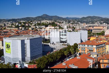 Nizza, Frankreich, 28. September 2019: Panoramablick auf das Nationaltheater und das Museum für moderne und zeitgenössische Kunst (MAMAC). Stockfoto