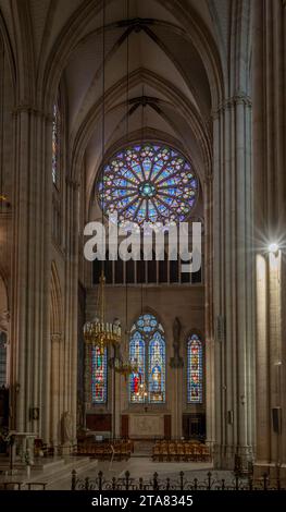 Paris, Frankreich - 11 18 2023: Basilika Saint Clotilde. Blick in die Basilika Sacre-Coeur Stockfoto