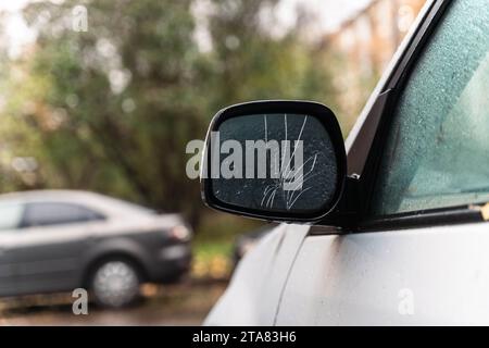 Nahaufnahme eines beschädigten Außenspiegels an einem Auto. Die Abbildung zeigt ein Konzept für ein Problem bei der Fahrzeugwartung, das die Notwendigkeit der Reparatur und hervorhebt Stockfoto