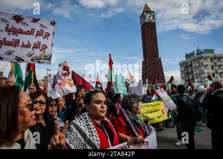 29. November 2023: Tunis, Tunesien. 29. November 2023. Tunesier halten am "Internationalen Tag der Solidarität mit dem palästinensischen Volk" einen marsch zur Unterstützung der Palästinenser im Zentrum der tunesischen Hauptstadt ab. Die Teilnehmer schwenkten mit der palästinensischen Nationalflagge und trugen Banner, in denen die "Verbrechen Israels" gegen Palästinenser und die Militärhilfe der USA für Israel verurteilt wurden. Die Demonstranten riefen auch Slogans zur Unterstützung des palästinensischen Widerstands und forderten einen Waffenstillstand im Gazastreifen (Foto: © Hasan mrad/IMAGESLIVE via ZUMA Press Wire) NUR REDAKTIONELLE VERWENDUNG! Nicht für kommerzielle ZWECKE! Stockfoto