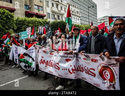 29. November 2023: Tunis, Tunesien. 29. November 2023. Tunesier halten am "Internationalen Tag der Solidarität mit dem palästinensischen Volk" einen marsch zur Unterstützung der Palästinenser im Zentrum der tunesischen Hauptstadt ab. Die Teilnehmer schwenkten mit der palästinensischen Nationalflagge und trugen Banner, in denen die "Verbrechen Israels" gegen Palästinenser und die Militärhilfe der USA für Israel verurteilt wurden. Die Demonstranten riefen auch Slogans zur Unterstützung des palästinensischen Widerstands und forderten einen Waffenstillstand im Gazastreifen (Foto: © Hasan mrad/IMAGESLIVE via ZUMA Press Wire) NUR REDAKTIONELLE VERWENDUNG! Nicht für kommerzielle ZWECKE! Stockfoto