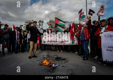 29. November 2023: Tunis, Tunesien. 29. November 2023. Tunesier halten am "Internationalen Tag der Solidarität mit dem palästinensischen Volk" einen marsch zur Unterstützung der Palästinenser im Zentrum der tunesischen Hauptstadt ab. Die Teilnehmer schwenkten mit der palästinensischen Nationalflagge und trugen Banner, in denen die "Verbrechen Israels" gegen Palästinenser und die Militärhilfe der USA für Israel verurteilt wurden. Die Demonstranten riefen auch Slogans zur Unterstützung des palästinensischen Widerstands und forderten einen Waffenstillstand im Gazastreifen (Foto: © Hasan mrad/IMAGESLIVE via ZUMA Press Wire) NUR REDAKTIONELLE VERWENDUNG! Nicht für kommerzielle ZWECKE! Stockfoto