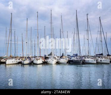 Boote ankern im Hafen „Marina di Varazze“. Stockfoto