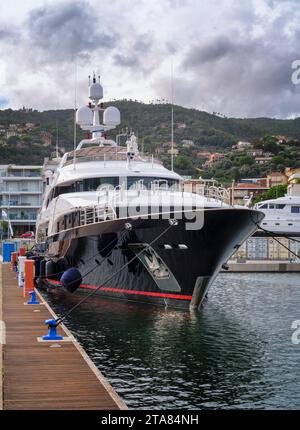 Yacht vor Anker im Hafen „Marina di Varazze“. Stockfoto