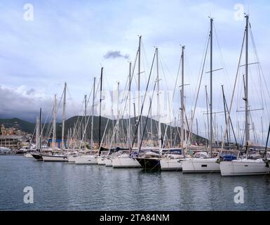 Boote ankern im Hafen „Marina di Varazze“. Stockfoto