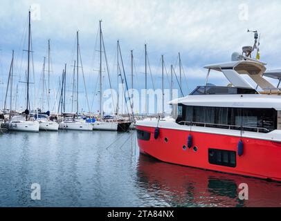 Boote ankern im Hafen „Marina di Varazze“. Stockfoto