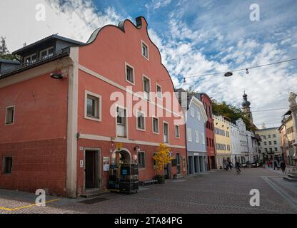 Farbenfrohe antike Häuser in der Altstadt von Bruneck, Italien Stockfoto