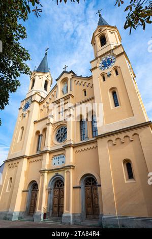Pfarrkirche in der historischen Stadt Bruneck (italienisch Bruneck) in Südtirol. Stockfoto