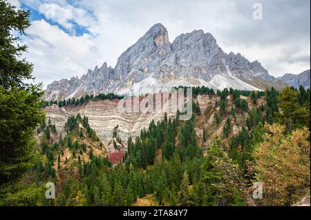 Majestätischer Blick auf den Peitlerkofel Berg in den Dolomiten Italiens Stockfoto