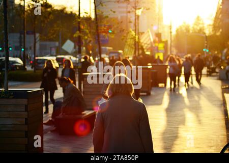 Warschau, Polen. 17. Oktober 2018. Straßenszene mit Menschen, die während des Sonnenuntergangs auf der Straße spazieren gehen. Swietokrzyska Straße. Stockfoto