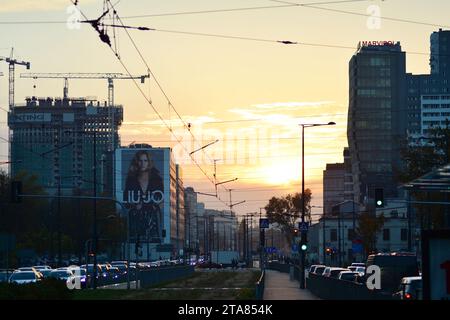 Warschau, Polen. 17. Oktober 2018. Straßenszene mit Menschen, die während des Sonnenuntergangs auf der Straße spazieren gehen. Swietokrzyska Straße. Stockfoto