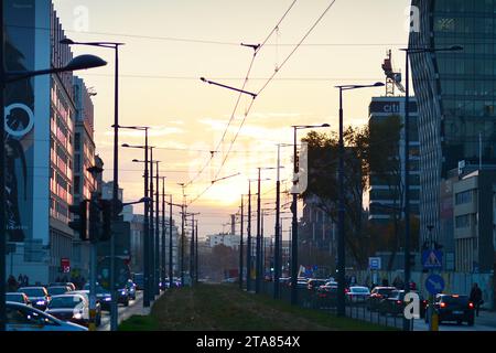 Warschau, Polen. 17. Oktober 2018. Straßenszene mit Menschen, die während des Sonnenuntergangs auf der Straße spazieren gehen. Swietokrzyska Straße. Stockfoto