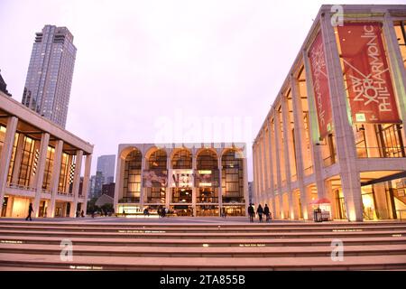 New York, USA - 29. Mai 2018: Menschen im Lincoln Center Plaza am Lincoln Center for the Performing Arts. Stockfoto