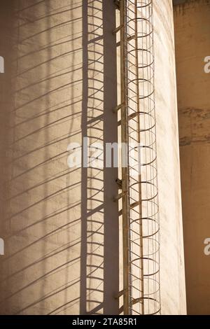 Außenansicht einer Zementfabrik in Morata de Jalon, Provinz Zaragoza in Spanien Stockfoto