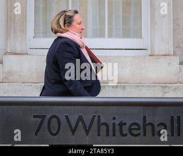 London, Großbritannien. November 2023. Anne-Marie Trevelyan, Staatsministerin für den Indopazifik. Kabinettsminister betreten das Kabinettsbüro, einer nach dem anderen, für scheinbar unangekündigte Sitzungen im Kabinett. Credit: Imageplotter/Alamy Live News Credit: Imageplotter/Alamy Live News Stockfoto