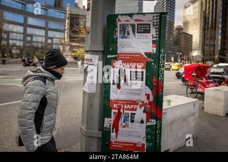 NEW YORK, NEW YORK - 28. NOVEMBER: Flyer und Plakate mit den Namen und Gesichtern israelischer Geiseln, die von der Hamas ergriffen wurden, werden gesehen, nachdem sie am 28. November 2023 in Manhattan beschädigt, gerissen und verunreinigt wurden. (Foto: Michael Nigro/SIPA USA) Credit: SIPA USA/Alamy Live News Stockfoto