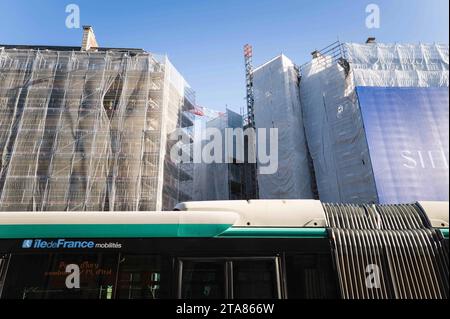 Paris, Frankreich. November 2023. Ein Mobilitätsbus der Ile de France fährt an Gebäuden vorbei, die gerade renoviert werden, und zwar an der Opera Avenue. Opera Avenue. Paris im Bau für Paris 2024. Illustration von Paris, der Stadt, Denkmälern, Baustellen, Einwohnern, und vieles mehr. Paris, Frankreich, am 24. November 2024. Foto: Patricia Huchot-Boissier/ABACAPRESS.COM Credit: Abaca Press/Alamy Live News Stockfoto