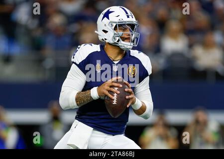 Dallas Cowboys Quarterback Dak Prescott #4 sucht einen offenen Empfänger während eines regulären Saisonspiels gegen die Washington Commanders am Donnerstag, November Stockfoto