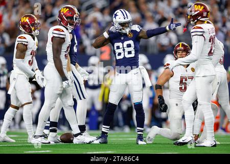 Dallas Cowboys Wide Receiver CeeDee Lamb #88 feiert nach einem ersten Down-Catch in der ersten Halbzeit während eines regulären Saisonspiels gegen die Washington Stockfoto