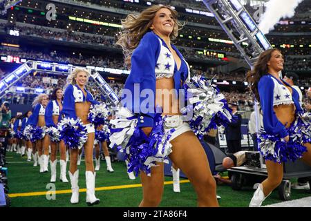 Die Dallas Cowboys Cheerleader erobern das Feld vor einem regulären Saisonspiel gegen die Washington Commanders am Donnerstag, 22. November 2023, AT&T Stockfoto