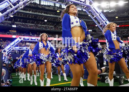 Die Dallas Cowboys Cheerleader erobern das Feld vor einem regulären Saisonspiel gegen die Washington Commanders am Donnerstag, 22. November 2023, AT&T Stockfoto