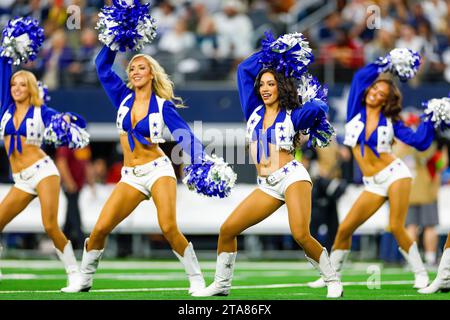 Die Dallas Cowboys Cheerleader treten auf dem Feld während eines regulären Saisonspiels gegen die Washington Commanders am Donnerstag, den 22. November 2023 in A auf Stockfoto