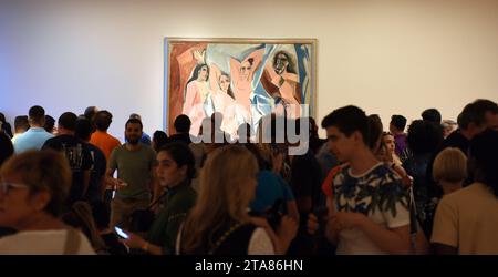 New York, USA - 25. Mai 2018: Menschenmenge in der Nähe des Pablo Picasso-Gemäldes „Les Demoiselles D'Avignon“ im Museum of Modern Art in New York City. Stockfoto