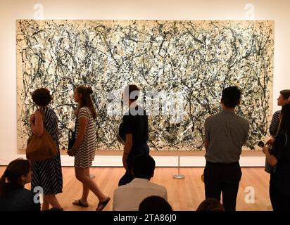 New York, USA - 25. Mai 2018: Ein Besucher sieht das Jackson Pollock Painting im Museum of Modern Art in New York City. Stockfoto