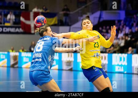 Frederikshavn, Dänemark. November 2023. Giulia Guarieiro (23) aus Brasilien und Maryna Konovalova (28) aus der Ukraine während des Spiels der IHF Handball-Weltmeisterschaft 2023 zwischen Brasilien und der Ukraine in der Arena Nord in Frederikshavn. (Foto: Gonzales Photo/Alamy Live News Stockfoto