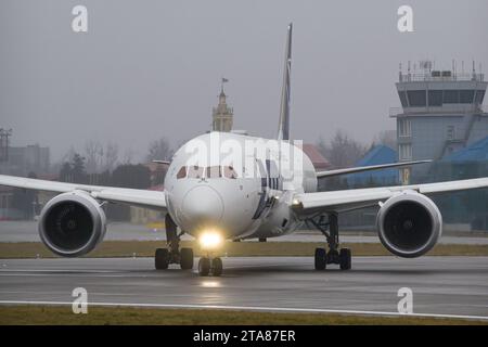 LOT Polish Airlines Boeing 787-9 Dreamliner Foto von Angesicht zu Angesicht, während Sie zur Landebahn fahren, um von Lemberg aus nach Warschau zu starten Stockfoto