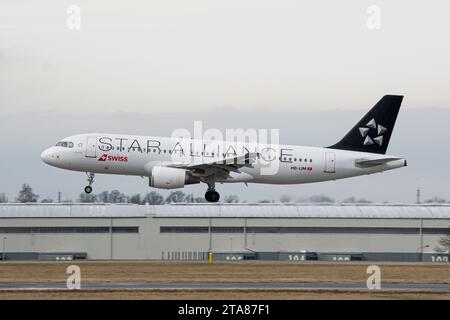 Schweizer Airbus A320 in Star Alliance Lackierung landet in Prag Stockfoto