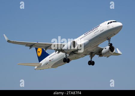 Lufthansa Airbus A320 startet von Lemberg Stockfoto