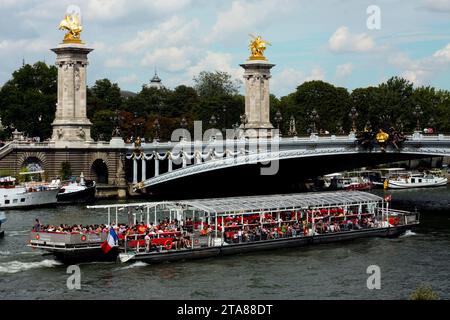 Tourboot an der Alexander III Brücke, Paris, Frankreich Stockfoto