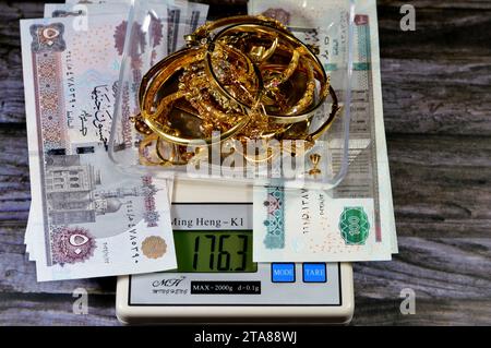 Kairo, Ägypten, 9. November 2023: Stapel Gold auf einer digitalen Ming Heng K1 Skala in Gramm mit EGP ägyptischen Geldpounds Bargeld-Banknoten, Armband Stockfoto