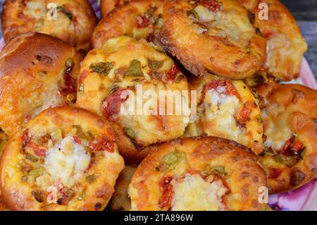 Pizza ist ein Gericht italienischer Herkunft, das aus einer meist runden, flachen Basis aus Teig auf Weizenbasis mit Tomaten, ch, besteht Stockfoto