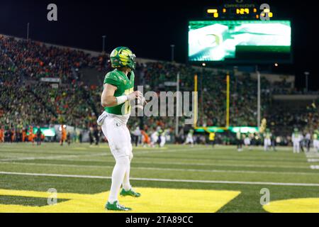 Bo Nix (10) wärmt sich während eines College Football-Spiels gegen die Oregon State Beavers am Freitag, den 24. November 20 auf Stockfoto