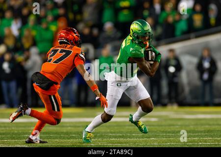 Traeshon Holden #5 der Oregon Ducks Wide Receiver läuft mit dem Ball während eines College Football-Spiels gegen die Oregon State Beavers, Frida Stockfoto