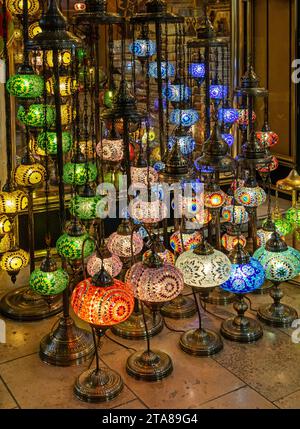 Beleuchtete farbenfrohe Glaslüster und Lampen, die auf dem Markt in Istanbul verkauft werden Stockfoto