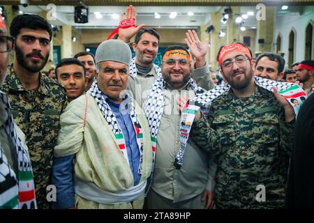 Teheran, Iran. November 2023. Mitglieder der iranischen paramilitärischen Streitkräfte (Basidsch) nehmen an einer Rede des Obersten Führers Irans in Teheran Teil. Die Basidsch (Resistance Mobilization Force) ist eine der fünf Kräfte des Korps der Islamischen Revolutionsgarde (IRGC). Die Truppe heißt Basij, ein einzelnes Mitglied wird Basiji in der persischen Sprache genannt. Seit Juli 2019 ist Gholamreza Soleimani Befehlshaber der Basidsch. (Foto: © Iranian Supreme Leader's Office via ZUMA Press Wire) NUR REDAKTIONELLE VERWENDUNG! Nicht für kommerzielle ZWECKE! Stockfoto