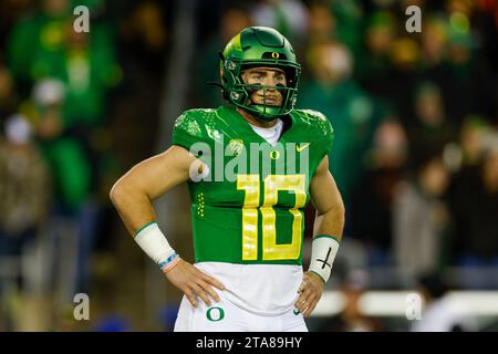 Bo Nix (10) reagierte am Freitag, den 24. November 2023 in einem College Football-Spiel gegen die Oregon State Beavers Stockfoto