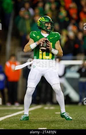 Bo Nix (10) fällt während eines regulären College Football-Saisonspiels gegen die Oregon State Beavers am Freitag, November zurück Stockfoto