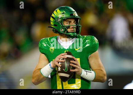 Bo Nix (10) fällt während eines regulären College Football-Saisonspiels gegen die Oregon State Beavers am Freitag, November zurück Stockfoto