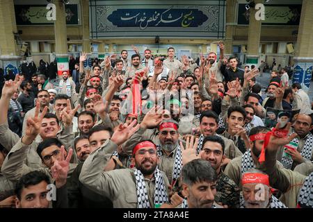 Teheran, Iran. November 2023. Mitglieder der iranischen paramilitärischen Streitkräfte (Basidsch) nehmen an einer Rede des Obersten Führers Irans in Teheran Teil. Die Basidsch (Resistance Mobilization Force) ist eine der fünf Kräfte des Korps der Islamischen Revolutionsgarde (IRGC). Die Truppe heißt Basij, ein einzelnes Mitglied wird Basiji in der persischen Sprache genannt. Seit Juli 2019 ist Gholamreza Soleimani Befehlshaber der Basidsch. (Foto: © Iranian Supreme Leader's Office via ZUMA Press Wire) NUR REDAKTIONELLE VERWENDUNG! Nicht für kommerzielle ZWECKE! Stockfoto