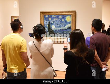 New York, USA - 8. Juni 2018: People Near the Starry Night von Vincent van Gogh Painting im Museum of Modern Art in New York City. Stockfoto